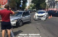 ​ДТП в Киеве: на сложном перекрестке столкнулся Ford Focus и полицейский Hyundai (ФОТО, ВИДЕО)