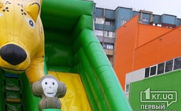 ​ На Днепропетровщине ветром снесло надувной батут с детьми: есть пострадавшие