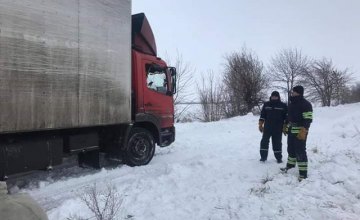 В Днепропетровской области из снежных ловушек освободили 3 скорых и 18 грузовиков