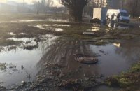 На Левобережном-3 в Днепре прорвало канализационную трубу(ФОТО)