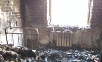  В Кривом Роге во время пожара в многотажке чуть не погибла молодая семья