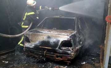 На Днепропетровщине сгорел гараж вместе с автомобилем