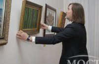 Картины Никаса Сафронова помогли мне побороть творческий кризис, - посетительница выставки «Избранное»