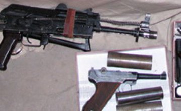 Днепропетровские правохранители задержали торговцев оружием (ФОТО)