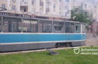 Через атаку РФ по Дніпру пошкоджено трамвайний вагон та павільйони станції метро