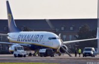 Пассажир рейса Ryanair пытался покинуть самолет через аварийный люк (ВИДЕО)