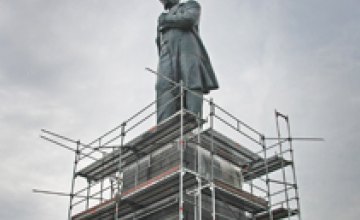 Памятник Тарасу Шевченко на Монастырском острове снимут с постамента