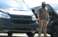 Дві швидкі та три пікапи: міська влада передала чергову партію автомобілів на фронт