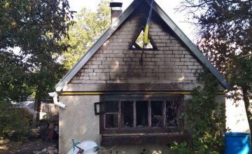 В Синельниковском районе загорелся жилой дом: пострадал 71-летний мужчина