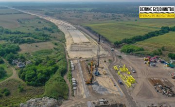 Работают мостовики, дорожники и тяжелая техника: в области строят последний участок национальной магистрали Н-31