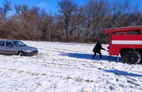 В Томаковском районе автомобиль попал в снежную ловушку