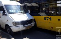 На Днепропетровщине пассажирская маршрутка и троллейбус попали в ДТП