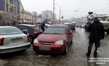 В Днепре конфликт на парковке возле «Озерки» перерос в драку между водителями (ФОТО)