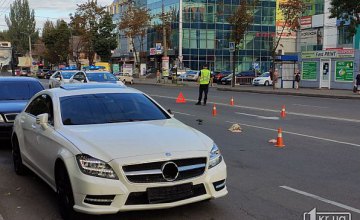 Переходил дорогу в неположенном месте: в Кривом Роге пешеход угодил под колеса Mercedes