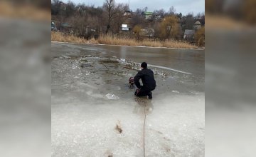 В Днепровском районе спасатели достали из-под льда тело мужчины