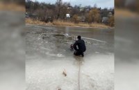 В Днепровском районе спасатели достали из-под льда тело мужчины