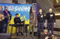 Украинские звезды устроили творческую акцию «Життя переможе» в Днепровском метро