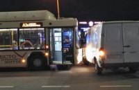 На Днепропетровщине грузовик влетел в автобус с пассажирами: есть пострадавшие 