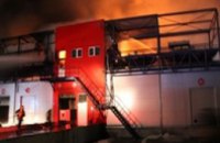 При пожаре на оптовом рынке в Киевской области погибло 4 человека (ВИДЕО)