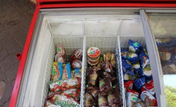 В Днепре двое подростков украли ящик мороженного из супермаркета