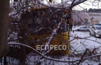 В Киеве автобус вылетел с дороги, едва не сбив женщину (ФОТО)