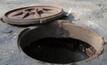 В Днепре мужчина с 6-летним сыном провалились в канализационный люк