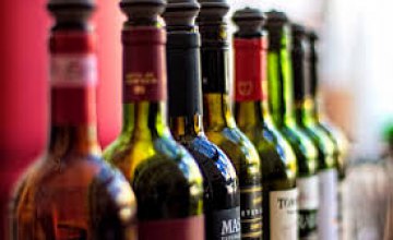 Кабмин повысил цены на водку, коньяк и вино