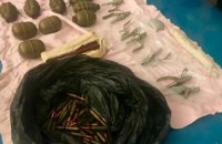 Житель Днепра хранил в арендованном гараже целый арсенал боеприпасов