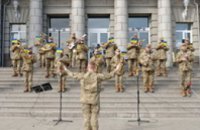 В Днепре украинских добровольцев чествовали патриотическим флешмобом