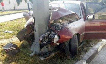 В центре Харькова автомобиль врезался в столб: погибли три человека