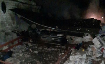 В Кривом Роге горел гараж с легковым автомобилем внутри