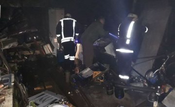 В Кривом Роге из-за пожара в сарае огнем повреждены 4 гаража