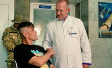 Раненному киборгу вручили почетное звание «Народного Героя Украины» прямо в больничной палате