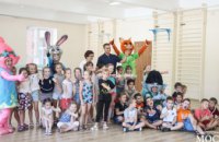 Камиль Примаков реализует программу дестких праздников в школьных летних лагерях Днепра (ФОТОРЕПОРТАЖ)