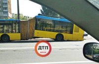 В Киеве напополам переломился троллейбус (ФОТО)