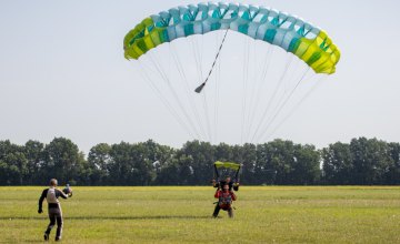 Тренировка в воздухе: представители ветеранской сборной «Игр Воинов» прыгнули с парашютом