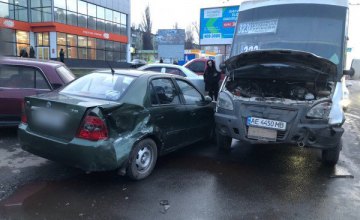 ​На Днепропетровщине столкнулись 3 авто: среди них маршрутка с пассажирами