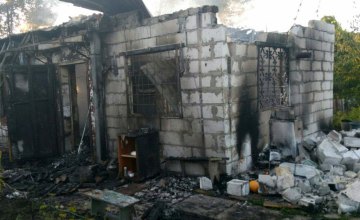 На Днепропетровщине ребенок сгорел заживо во время пожара в доме (ФОТО, ВИДЕО)
