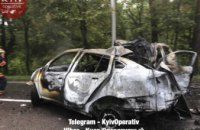 В сети появились фото жуткого ДТП в Киеве: 2 автомобиля сгорело дотла (ФОТО)