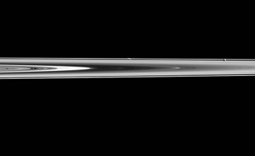 NASA опубликовало новую фотографию спутников Сатурна (ФОТО)