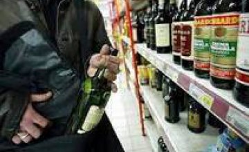 В Кривом Роге мужчина пытался украсть из супермаркета бутылку дорогого коньяка, которую проспорил другу