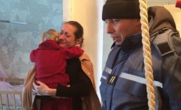 На Днепропетровщине спасатели открыли квартиру, в которой случайно заперли 2-летнюю девочку