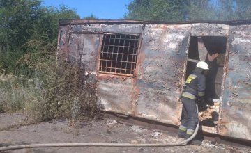 На Днепропетровщине спасатели ликвидировали пожар в металлической постройке