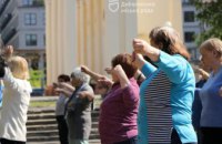 Фізичні вправи з елементами танців: для учасників УТВ проводять оздоровчу гімнастику на свіжому повітрі 