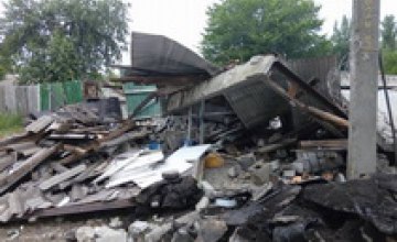 В Новомосковске произошел взрыв и пожар в частных гаражах