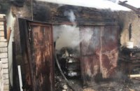 На Днепропетровщине автомобиль сгорел вместе с гаражом