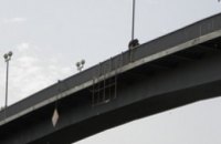 В Чернигове спасатели сняли с моста женщину, которая хотела покончить с собой 