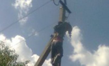 В Львовской области спасатели сняли парня с опоры линий электропередач 