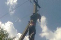 В Львовской области спасатели сняли парня с опоры линий электропередач 