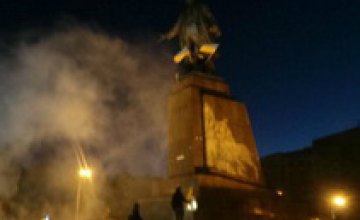 В Харькове местные активисты снесли крупнейший в Украине памятник Ленину